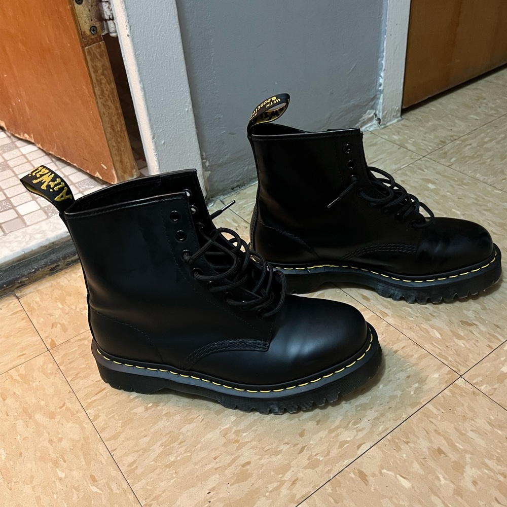 Dr. Martens leathers boots size 8